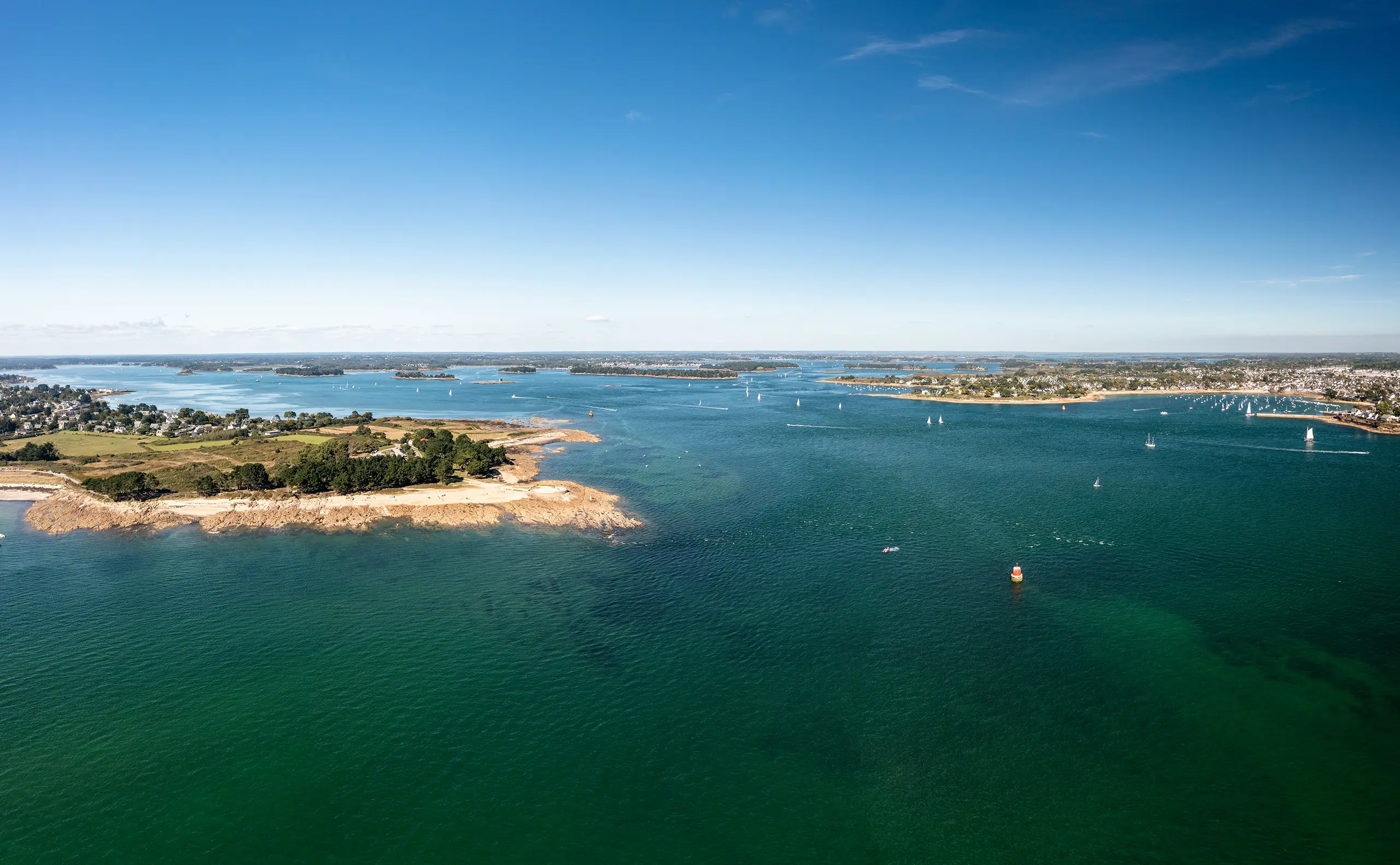 Image vue du ciel du Golfe du Morbihan et ses Iles à découvrir lors d'une croisière Tch'illes